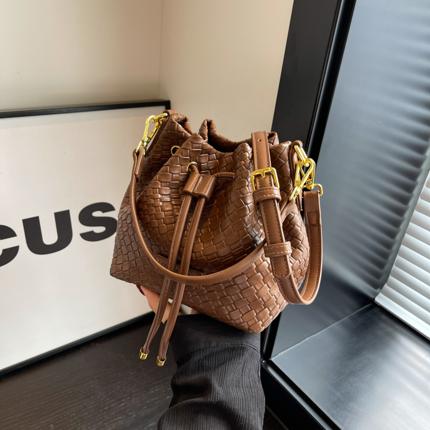 今年流行小众设计感编织水桶包