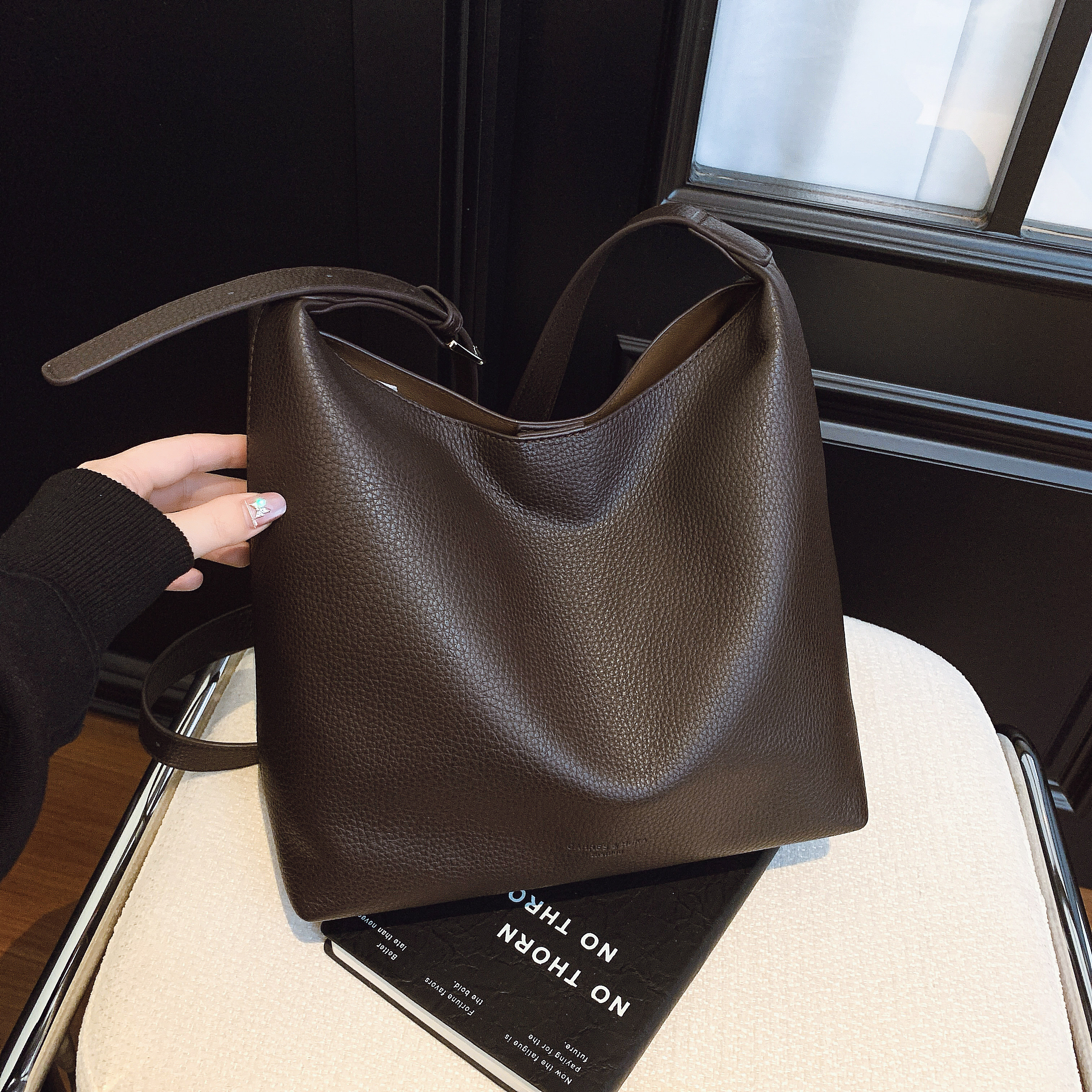 高级感休闲皮质水桶包包女新款简约大气通勤单肩腋下包复古斜挎包,箱包皮具/热销女包/男包,水桶包,淘宝优惠券,粉丝福利购,淘宝优惠卷