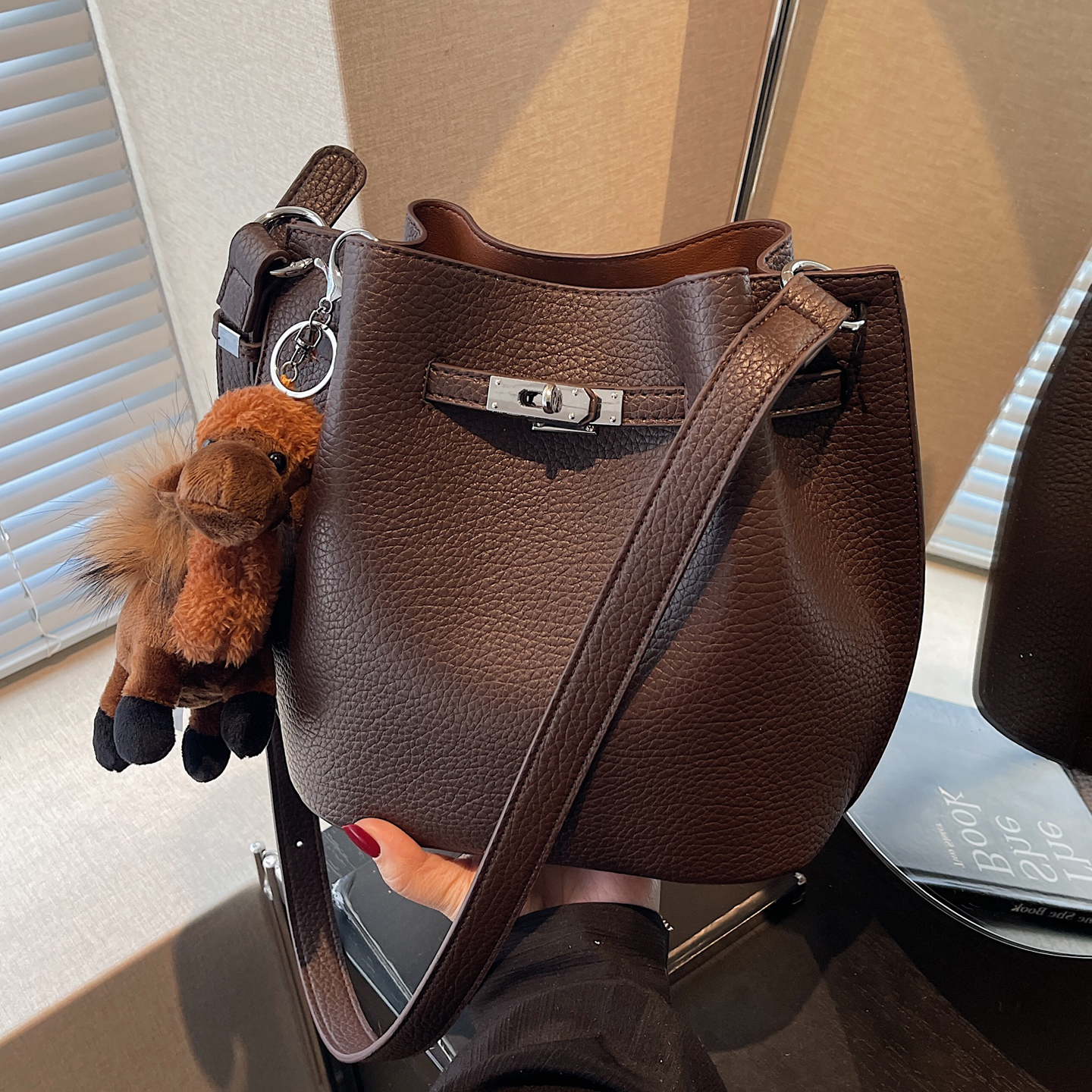 包包女荔枝纹大容量通勤水桶包