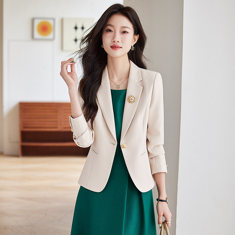 杏色西装外套女春秋2024新款高级感休闲气质小个子短款长袖小西服