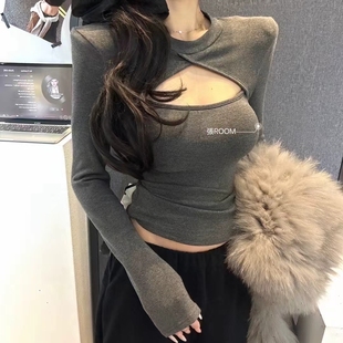张ROOM镂空性感垫肩修身 上衣女纯欲辣妹圆领T恤秋冬内搭打底衫