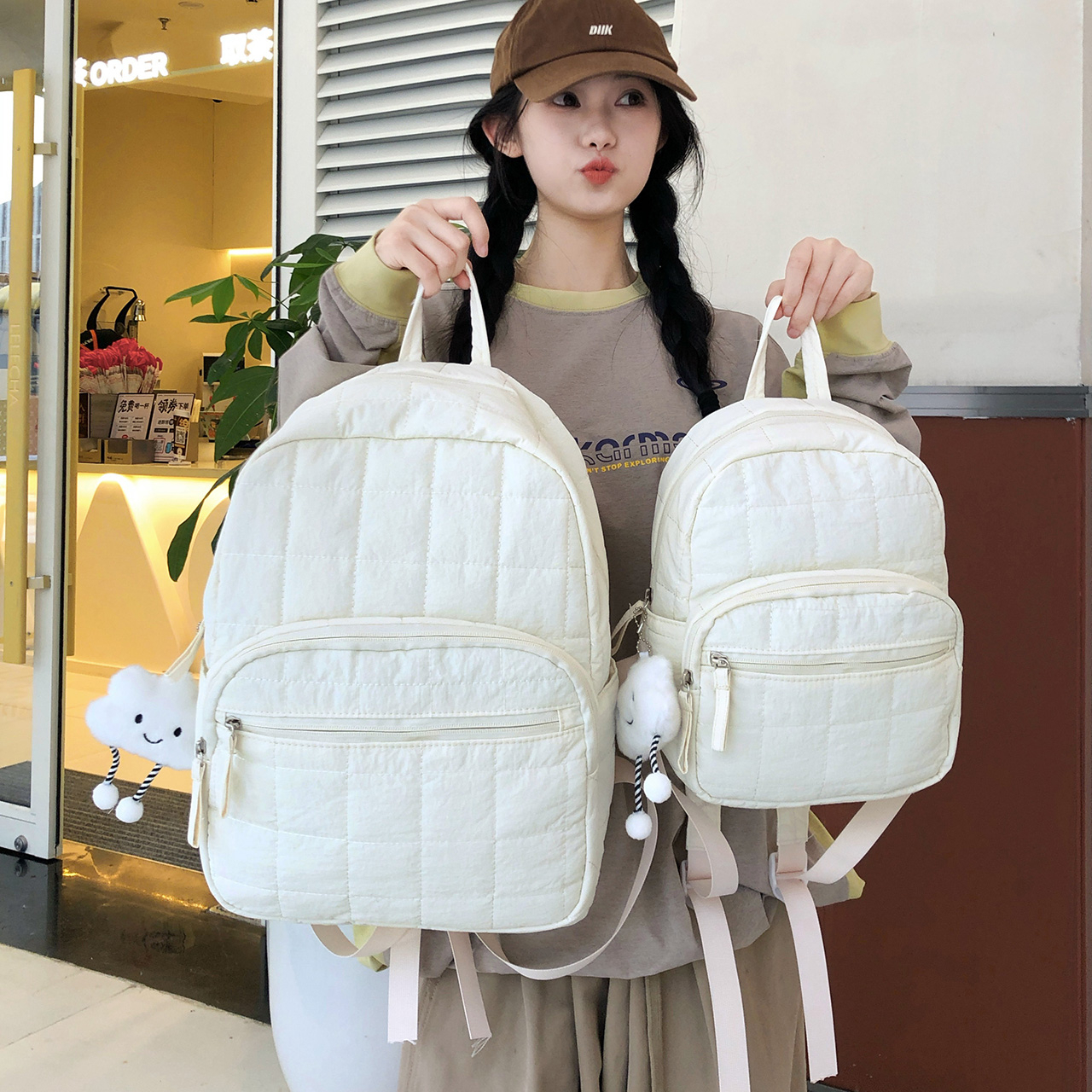 新款秋冬学生书包轻便格子背包