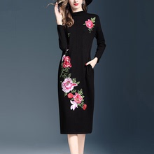 品牌中国风刺绣长款过膝毛衣裙2023春秋大码妈妈旗袍式针织连衣裙