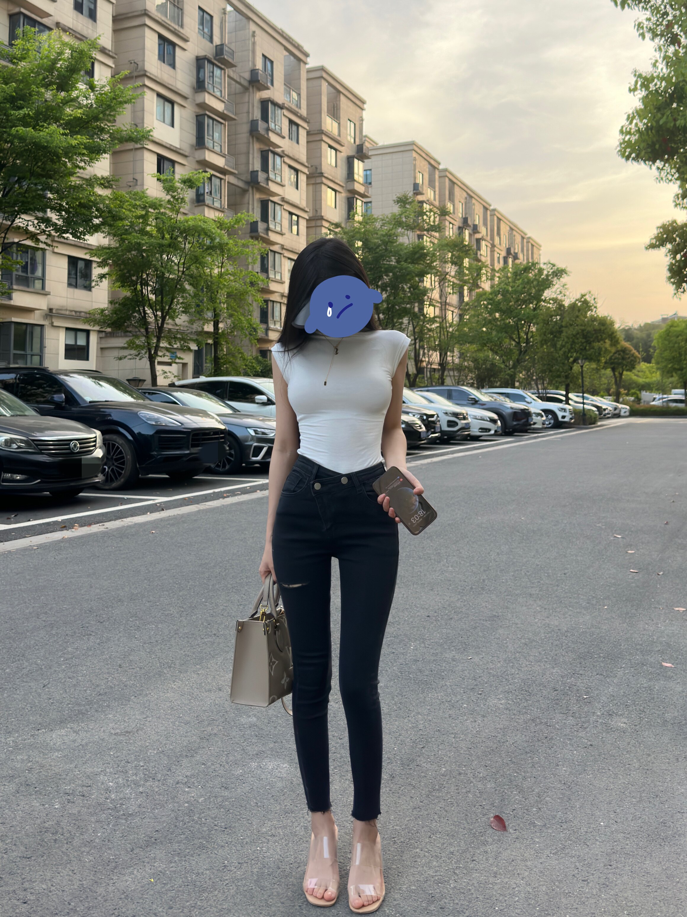 先上链接 图拍的不好 东大门不规则腰破洞毛边牛仔裤 超好看呜呜