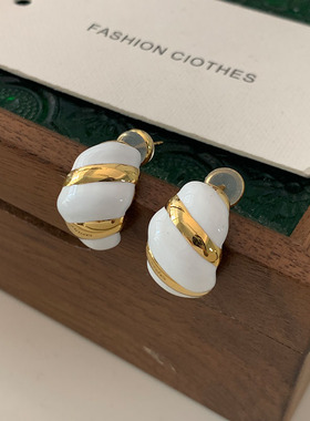 白色珐琅牛角包耳环2025新款爆款高级感耳钉轻奢法式小众设计耳饰
