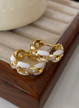 白色圆形珐琅锁链耳环2026新款爆款高级感耳扣轻奢法式风镶钻耳饰