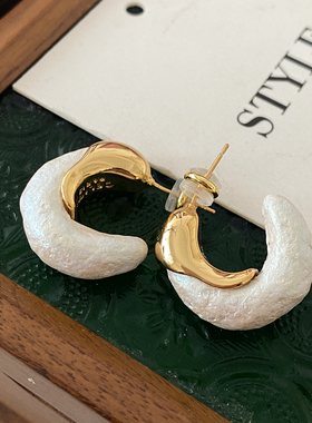 白色棉花珍珠耳钉2026新款爆款高级感耳环法式轻奢字母小香风耳饰