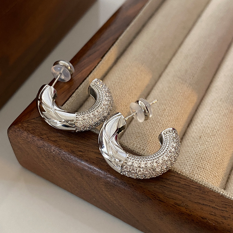 圆形镶钻金属菱格纹耳钉2025新款爆款高级感耳环女中性小香风耳饰