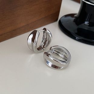 银色宽面金属耳扣2025新款 高级感耳环中性风简约独特设计耳饰 爆款