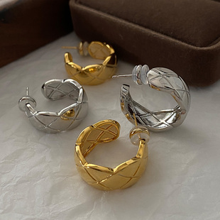 玫瑰 故事刘亦菲菱格纹耳环宽面金属耳钉女轻奢高级感小香风耳饰