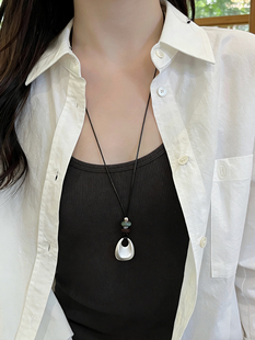 解忧 项链女 饰物小众设计感立体磨砂水滴吊坠毛衣链抽拉黑绳长款