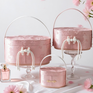 2025新中式手提喜糖盒伴手礼盒高级绸缎免折叠结婚伴手礼生日礼盒