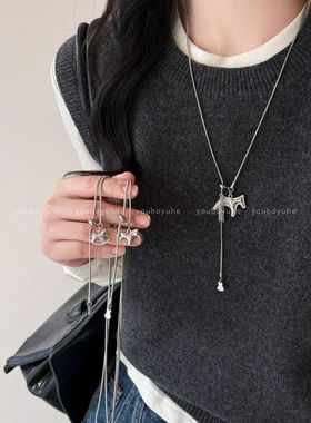 可爱小马银色钛钢项链女秋冬小众设计长款毛衣链时尚百搭挂脖配饰