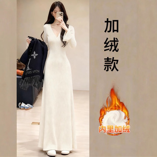 白色针织连衣裙女秋冬季百搭大衣内搭打底裙磨毛厚长款梨形长裙子