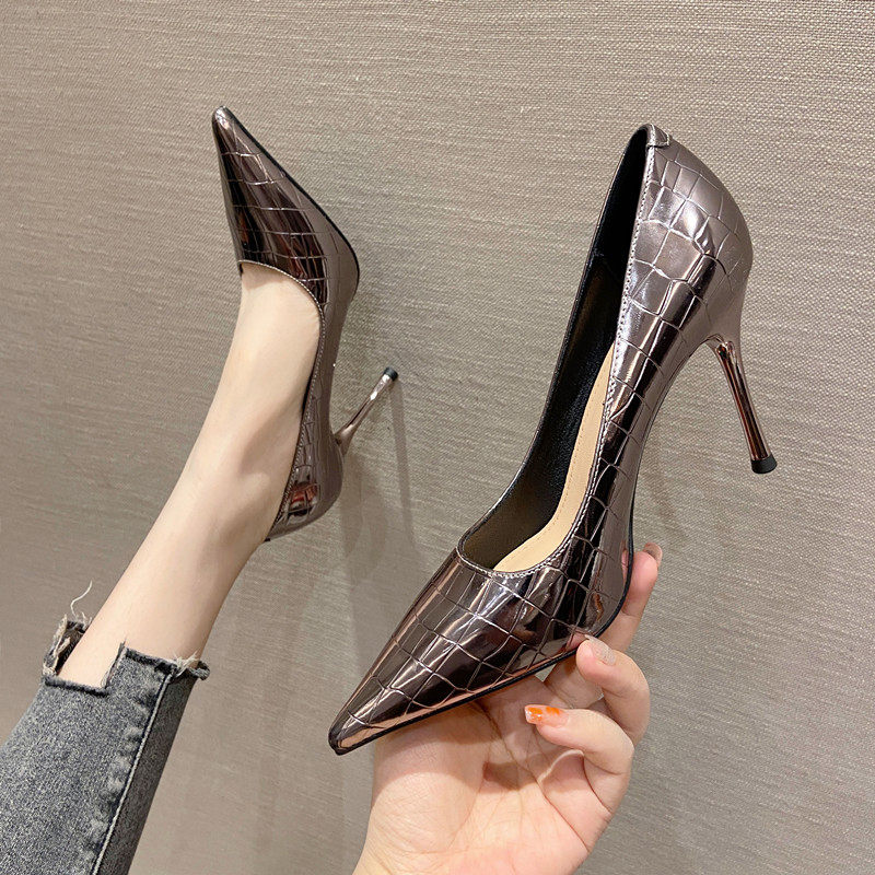 2025年新款网红法式少女枪色高跟鞋细跟百搭性感尖头职业工作单鞋