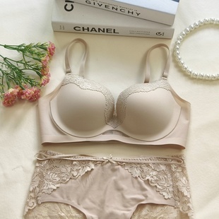 专柜小胸显大内衣女月牙托无钢圈收副乳聚拢防下垂聚拢文胸罩套装