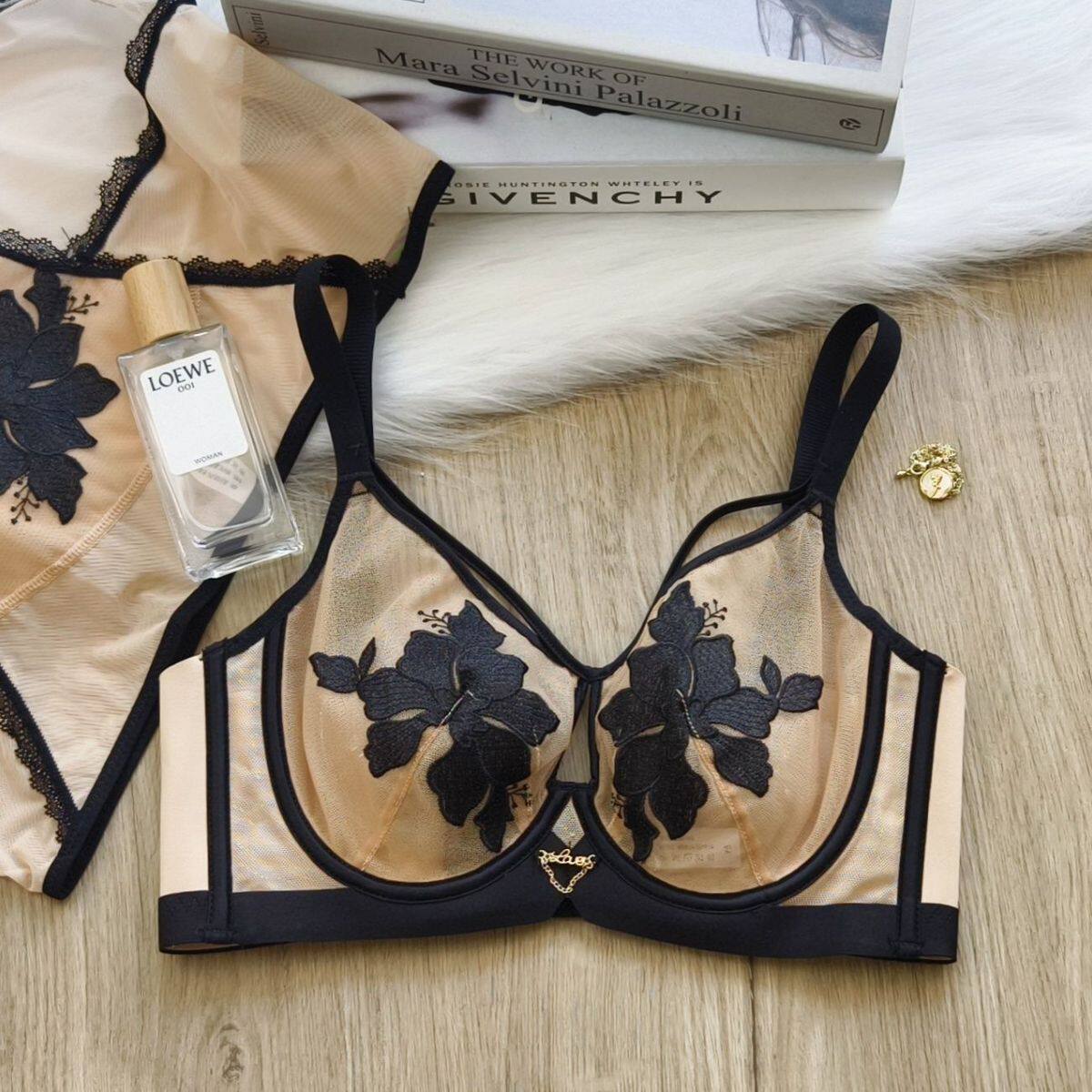 专柜内衣女刺绣大胸显小薄款甜美聚拢收副乳软钢圈防下垂文胸套装