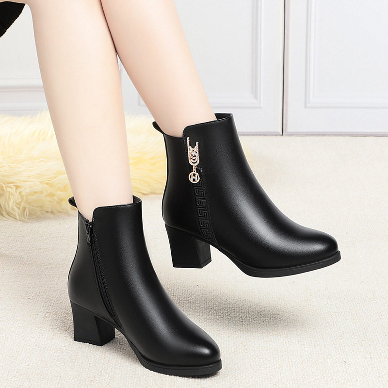 英伦风中年妈妈鞋子秋冬新款中老年棉鞋女保暖加绒皮鞋短靴女士马