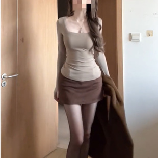 口上衣麂皮绒微咖色A摆短裙 女显瘦方领拇指洞袖 辣妹性感修身 套装