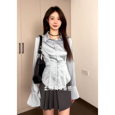 浅蓝色收腰竖条纹衬衫女