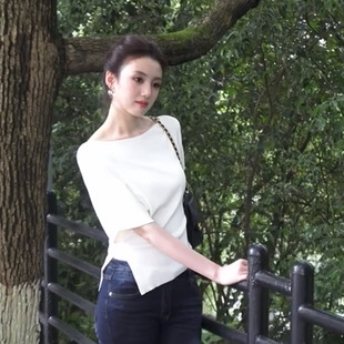 法式斜肩开叉T恤上衣女2026夏新款斜修身收腰薄款显瘦短袖针织衫