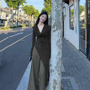 辣妹荡领开叉长袖T恤女2026新款修身不规则下摆棕褐色中长款上衣