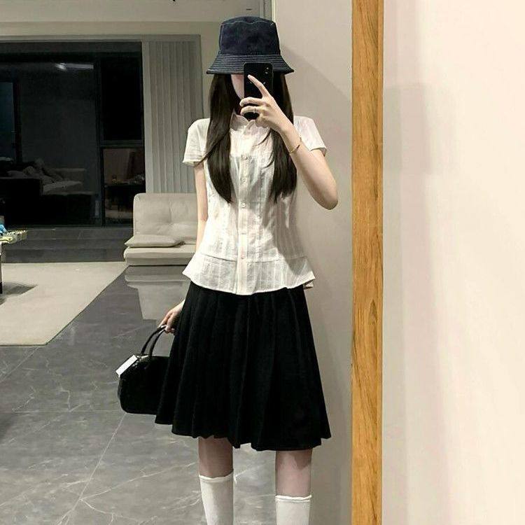 韩系chic穿搭少女感学院风条纹衬衫上衣搭配修身高腰黑色百褶裙子