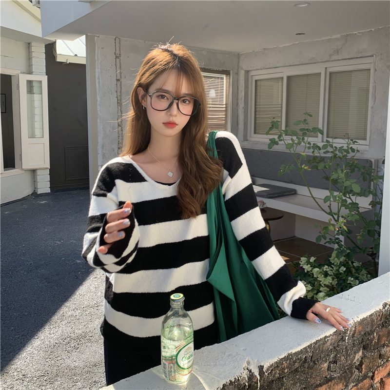 Real shot V-neck striped sweater