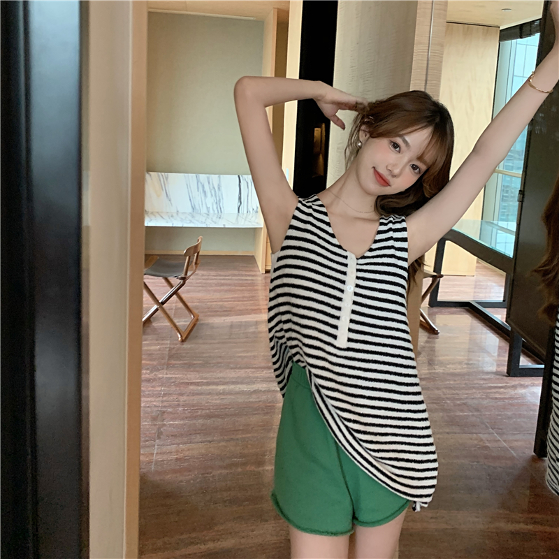 Real shot contrast striped vest + green split rip edge shorts