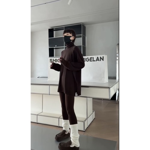 现 5216诗歌兰女装2025冬款 时尚百搭咖色中长款高领开衩糯米T恤