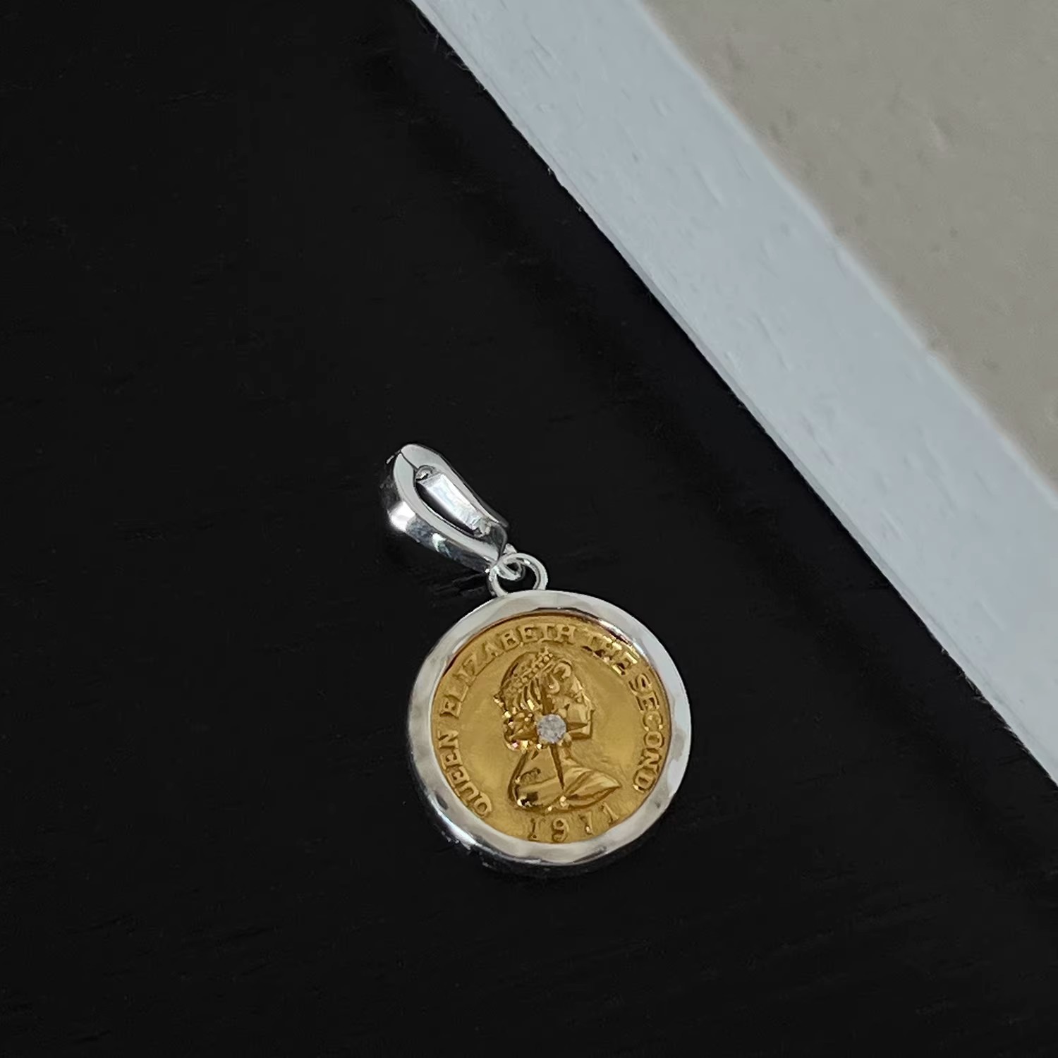 纯银银女王头像吊坠复古圆形金银币项链挂件配件精致轻奢颈链配饰