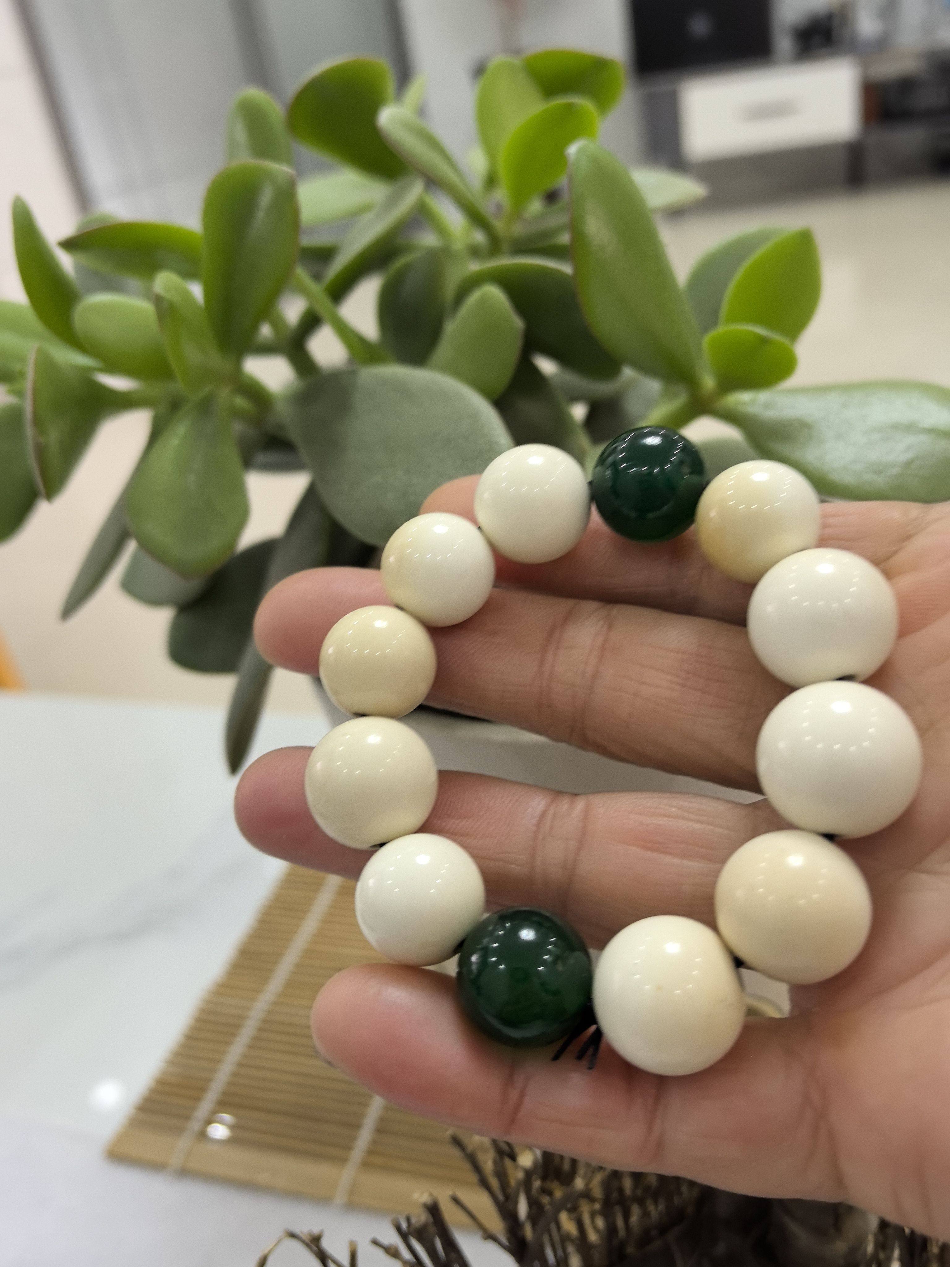 西藏天然玉石象牙玉原石非常稀少每一颗上面都带有黄色的一半皮