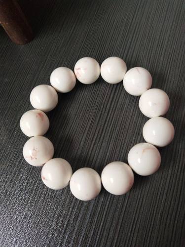 西藏象牙玉非常漂亮的  一条血丝手链白里透着红，红是粉粉的那种
