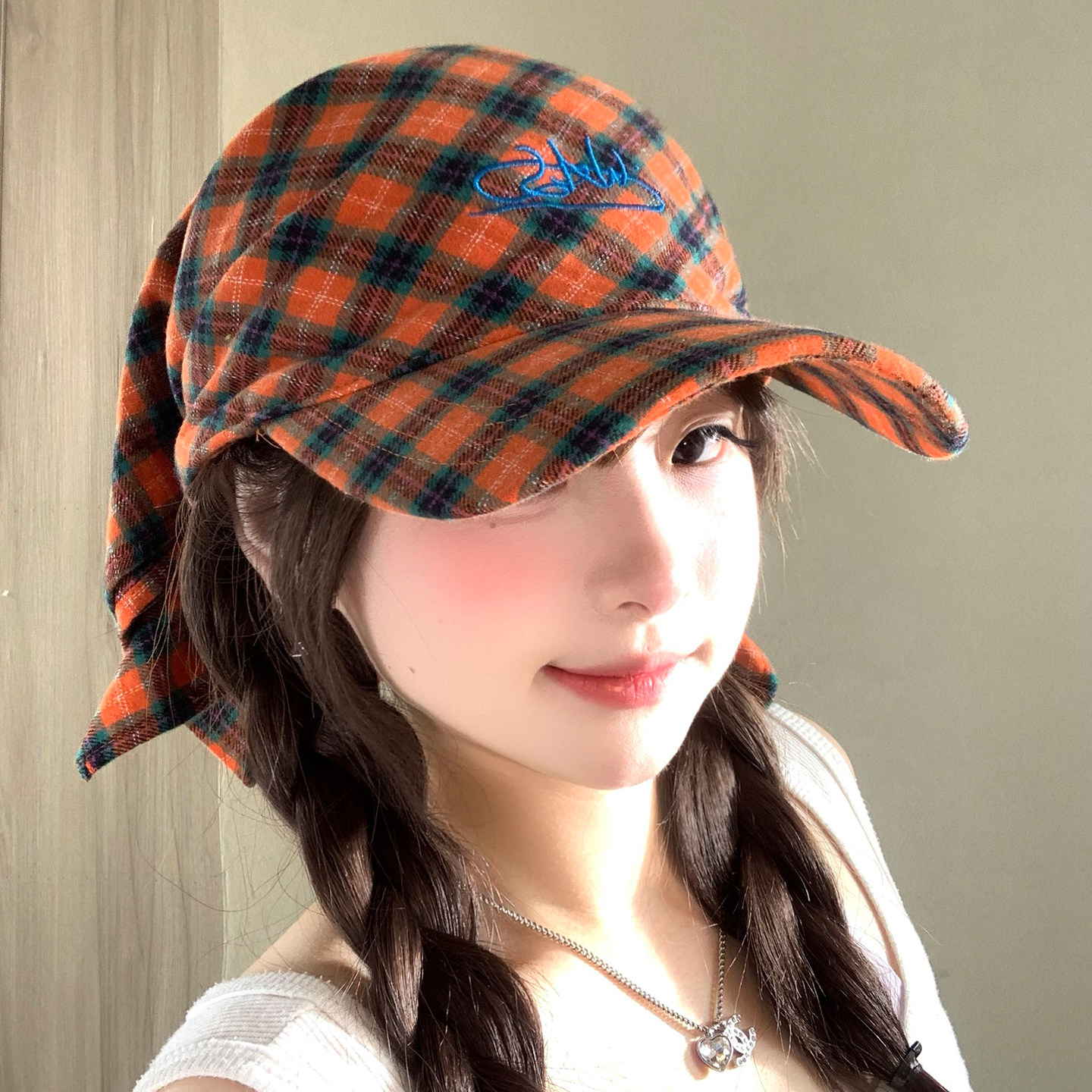 红色格子绑带式设计感头巾鸭舌帽图片