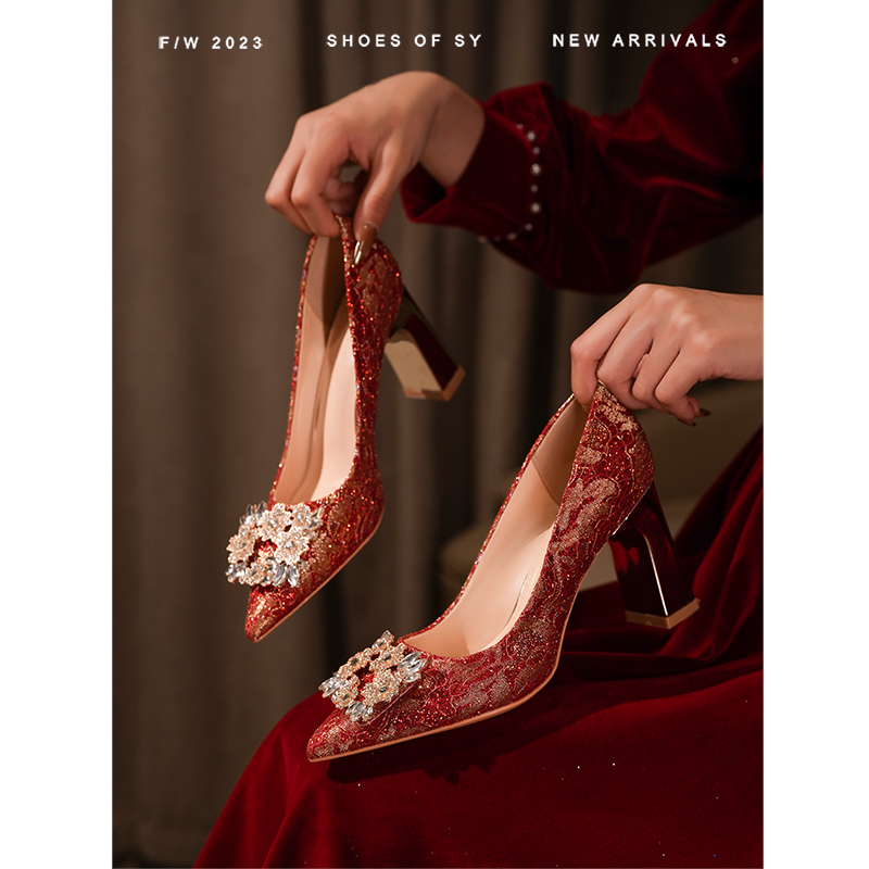 水钻方扣秀禾服婚鞋女不累脚粗跟新娘鞋中式红色敬酒服订婚高跟鞋