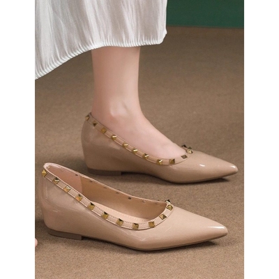 秋冬铆钉单鞋女2025年新款时尚浅口隐形内增高百搭漆皮尖头平底鞋