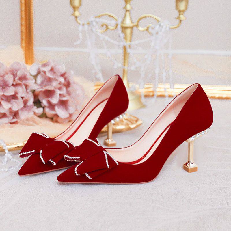 结婚鞋女红色绒面婚纱新娘鞋中式秀禾礼服高跟鞋猫跟水钻蝴蝶结鞋