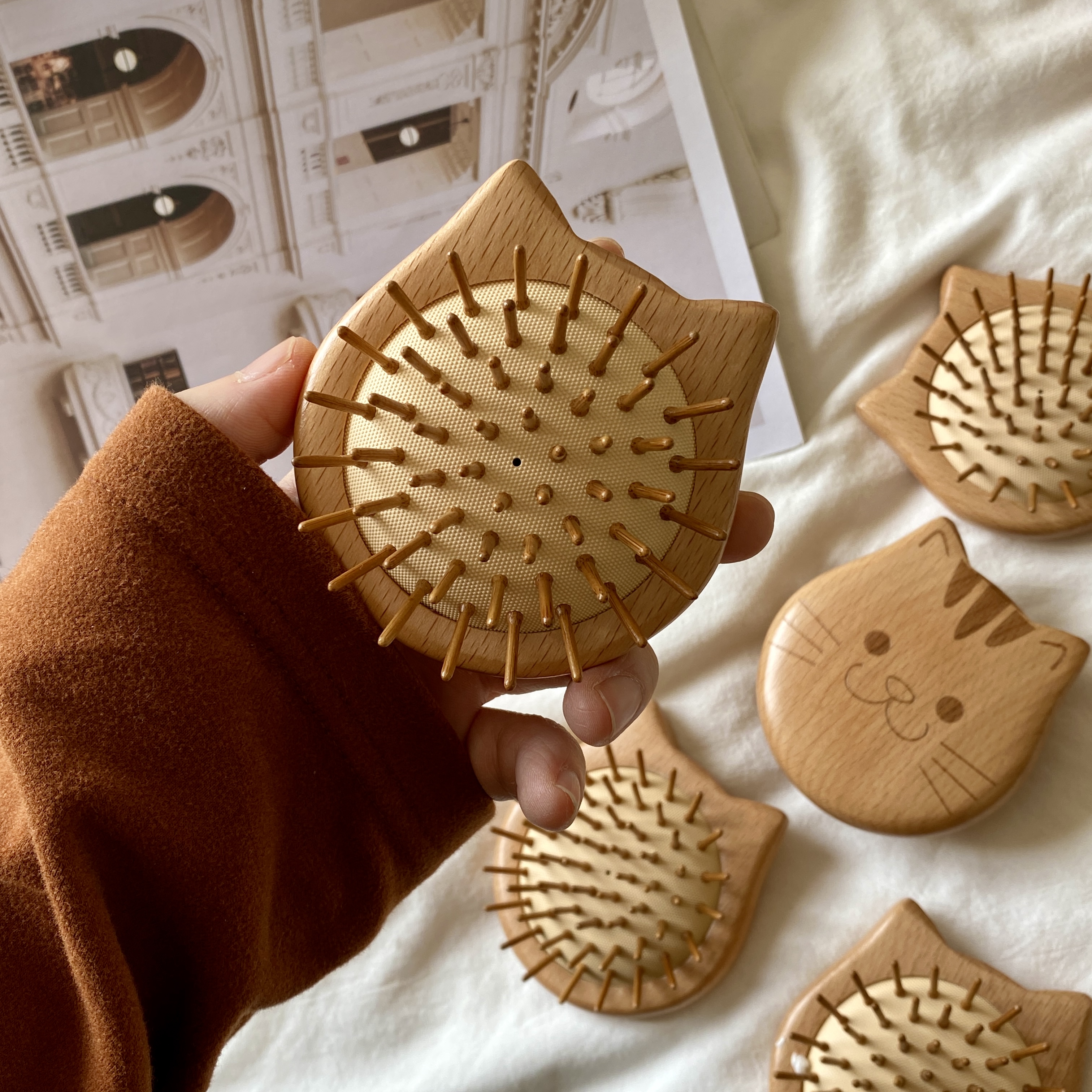 卡通猫咪榉木气囊小圆梳 迷你手掌梳子家用 头皮按摩气囊梳ins风