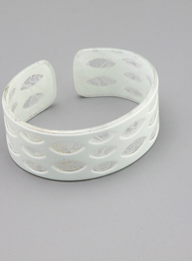 L外贸库存尾货老货白色镂空树脂蕾丝开口手镯孤品