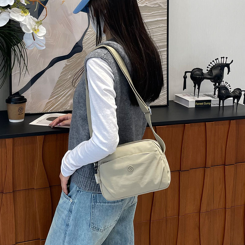 包包女新款休闲尼龙斜挎包简约小巧时尚单肩包多层轻便女士通勤包