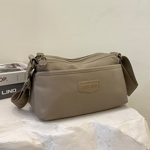 简约多层斜挎包女轻便尼龙布防水小方包大容量通勤单肩牛津布女包