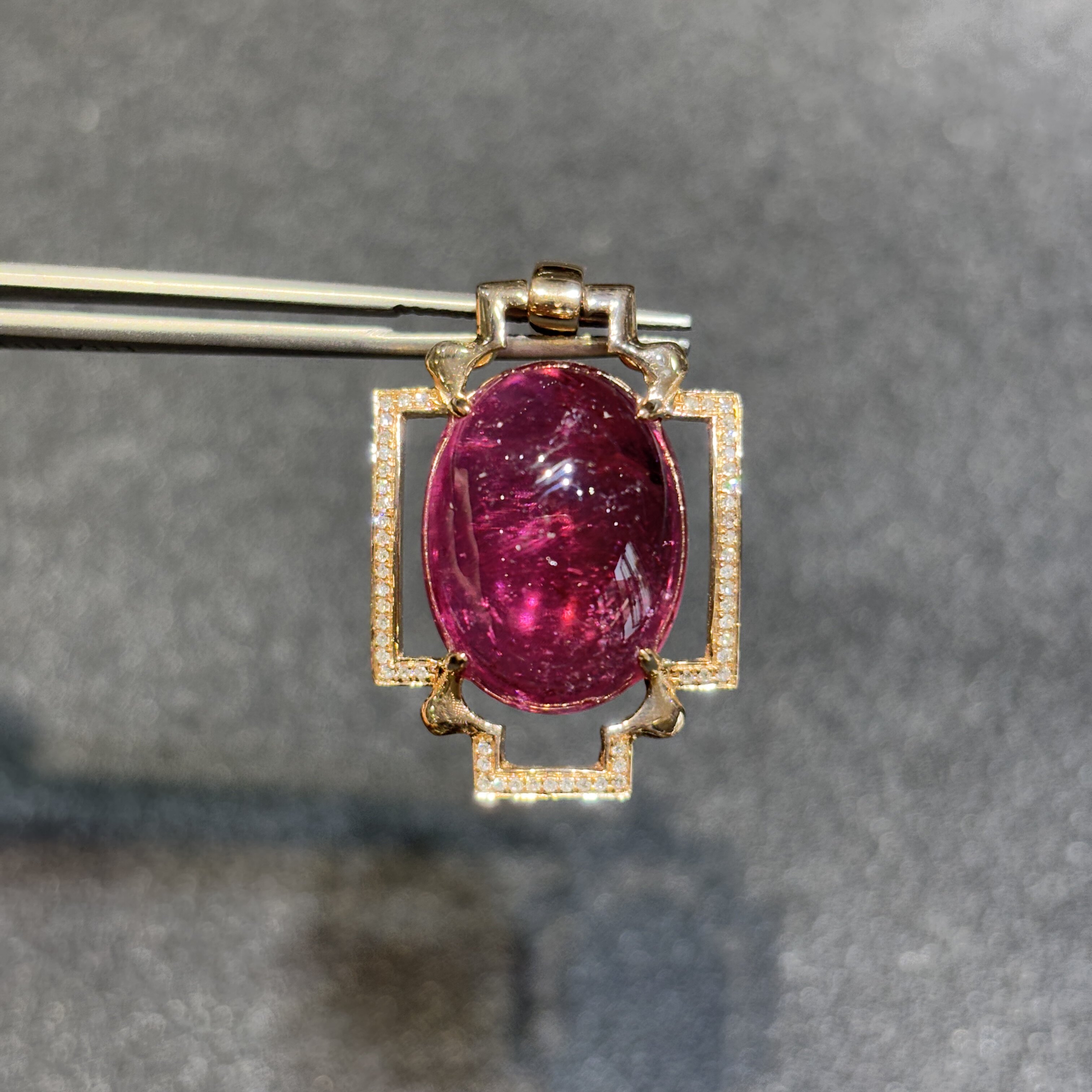 18k玫瑰金卢比莱碧玺吊坠红碧玺配钻石素面椭圆项链火彩玫红大颗