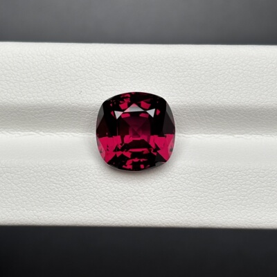 天然镁铝石榴石裸石精切火彩正红艳红石榴石大方形吊坠鸽血红干净