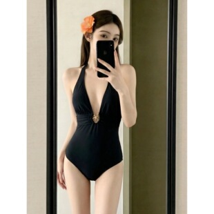 高级感黑色挂脖连体泳衣女夏显瘦遮肉海边度假性感深v温泉泳装