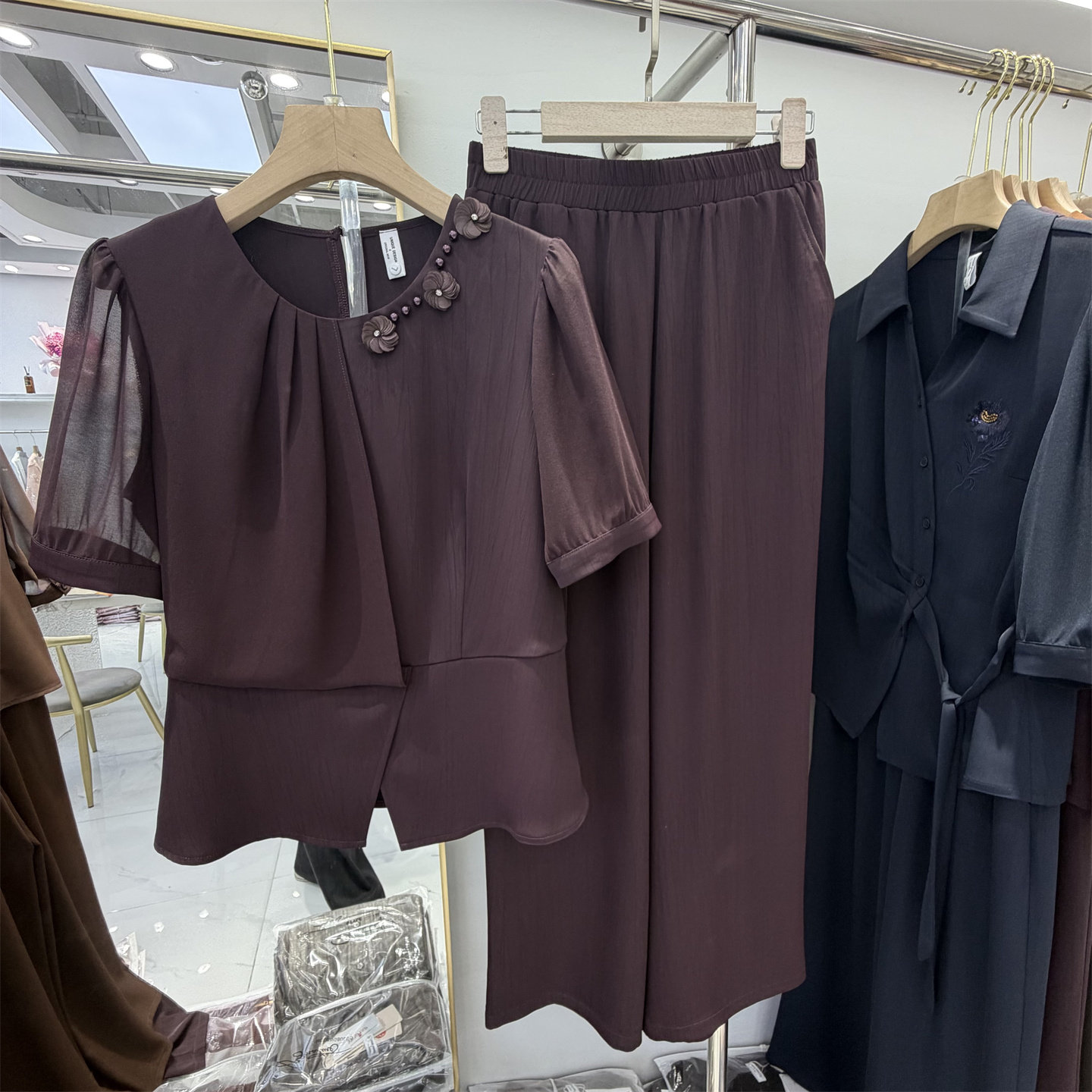 知性淑女风圆领花朵装饰短袖上衣阔腿裤女夏气质减龄两件套