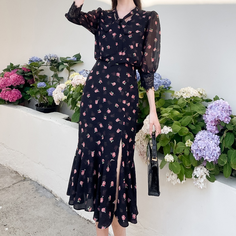 法式复古收腰开叉连衣裙女2025夏季V领显瘦黑色碎花气质飘带裙子