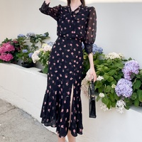 法式復(fù)古收腰開叉連衣裙女2025夏季V領(lǐng)顯瘦黑色碎花氣質(zhì)飄帶裙子