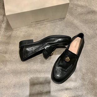 牛皮版手工软底山茶花乐福鞋女2025新款英伦风中跟小皮鞋棕色单鞋