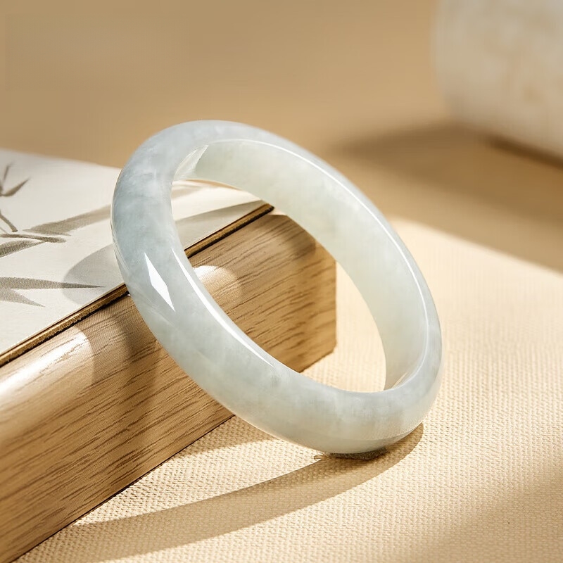 手镯糯种女款浅绿色玉镯子飘花送女友送老婆生日结婚礼盒