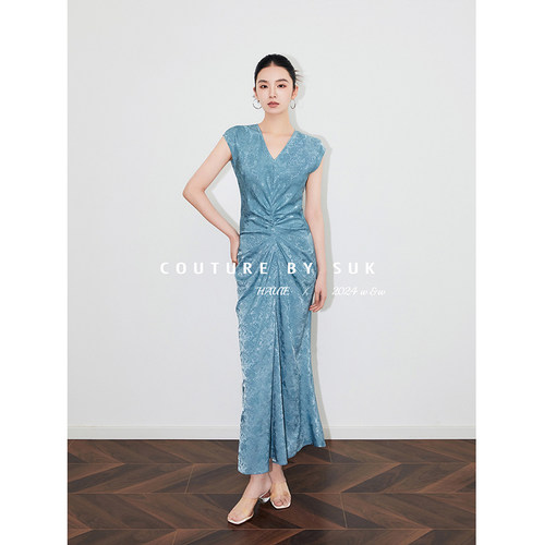 V领无袖艺术褶皱设计SUK